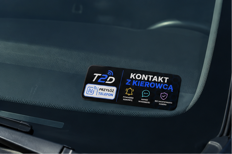 Naklejka Tap2Driver na przedniej szybie widziana z wnętrza auta
